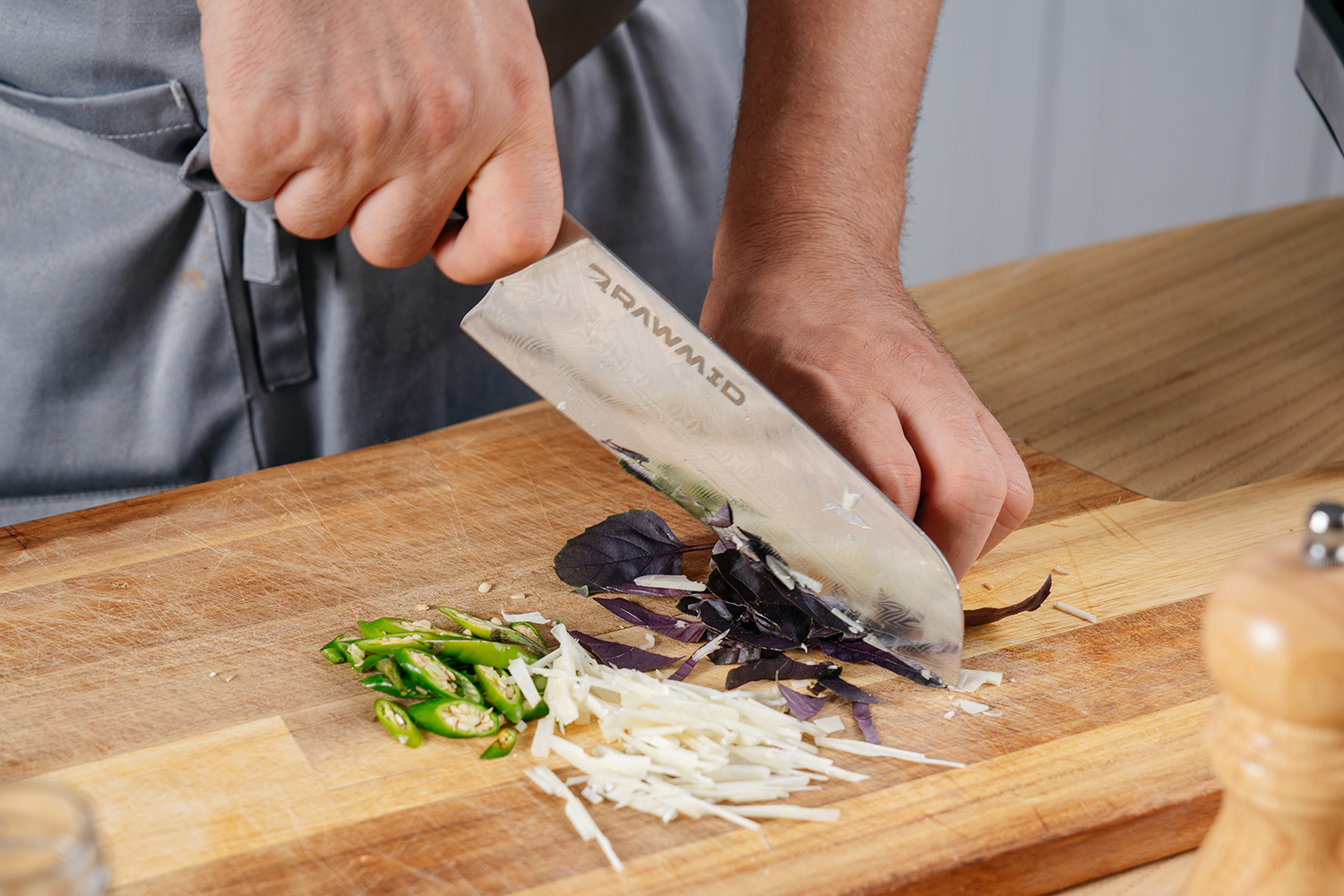 Девушка под дождем. Итальянский мясной магазин. Мясная нарезка для природы. Melisa mendiny лицо. Нарезка мокрых.